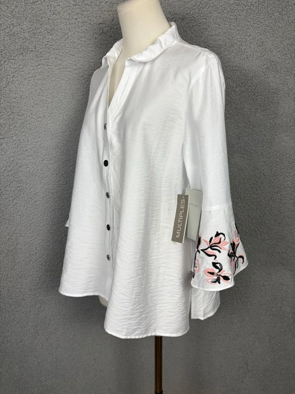 Multiples White Button-Up Blouse W/ Embroidered Floral Sleeves Size PM NWT's - Picture 4 of 8